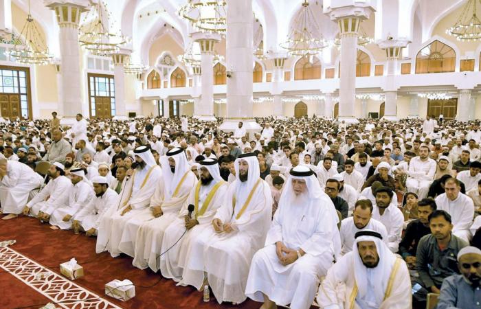 جموع المصلين يؤدون صلاة الأضحى في 733 مسجداً ومصلى