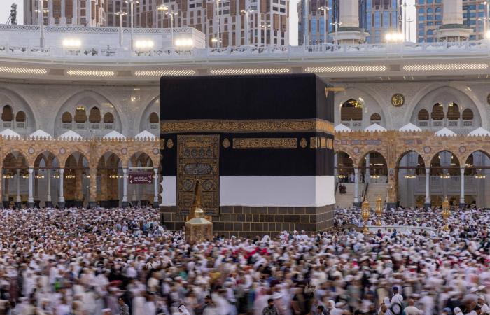 نائب
      أمير
      مكة
      المكرمة
      يُسلّم
      كسوة
      الكعبة
      للسدنة