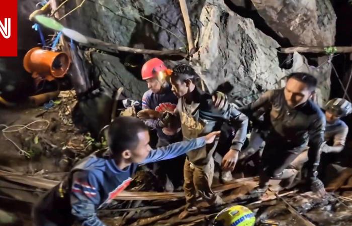 متابعة: خروج أول ناجٍ بسلام من الكهف المغمور بالمياه في لاوس.. وكاميرا توثق اللحظة