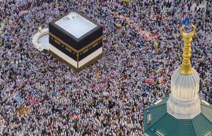 نائب
      أمير
      مكة
      المكرمة
      يُسلّم
      كسوة
      الكعبة
      للسدنة