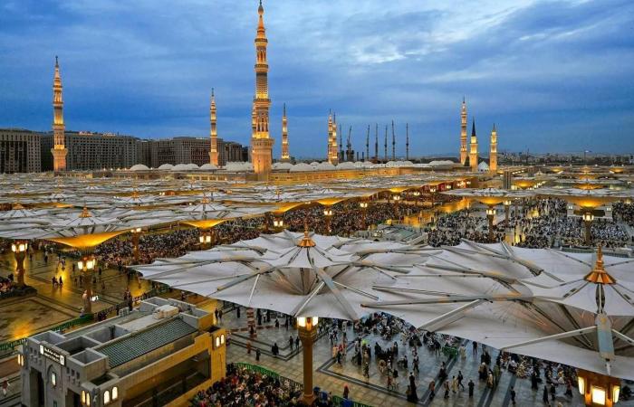 نائب
      أمير
      مكة
      المكرمة
      يُسلّم
      كسوة
      الكعبة
      للسدنة