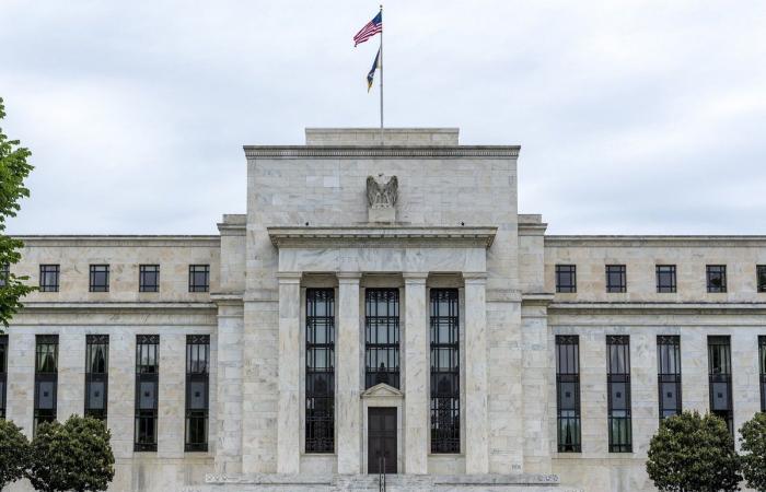 بسبب الحرب.. مسؤولو الفيدرالي الأمريكي يلمحون لرفع أسعار الفائدة