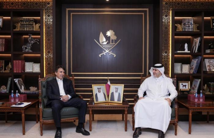 محافظ مصرف قطر المركزي يجتمع مع الرئيس التنفيذي لشركة أبولو جلوبال مانجمنت