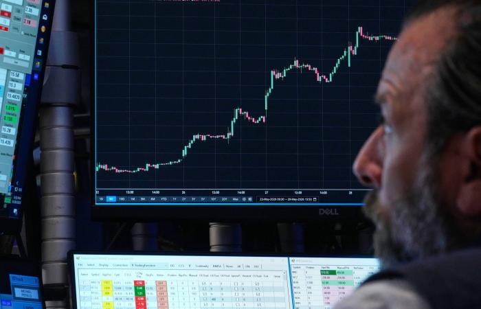 المصنّعون
      البريطانيون
      يرفعون
      الأسعار
      بأسرع
      وتيرة
      منذ
      2022
      مع
      تصاعد
      تكاليف
      الحرب