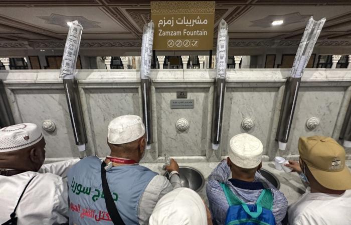 بيان سعودي للحجاج بشأن ماء زمزم
