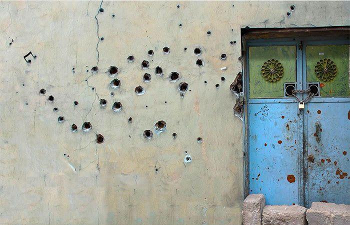 من الموصل إلى حلب..رسّام عراقي يحوّل ثقوب رصاص الحروب إلى أعمال فنية