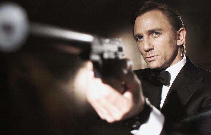 ترامب ينشر صورة له كـ"جيمس بوند" وشخصية الجاسوس 007