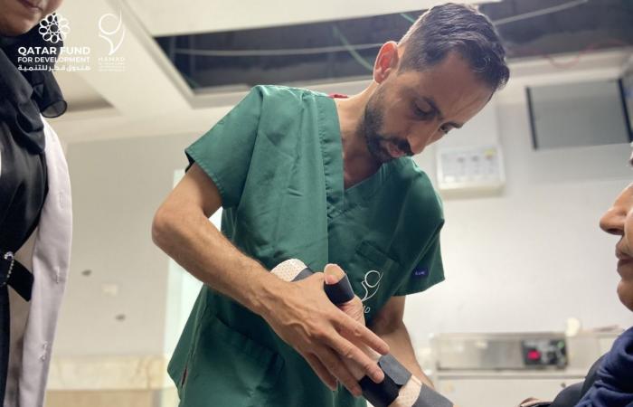 بالصور | حل مبتكر وعلمي.. مستشفى حمد في غزة تخفف معاناة مصابي الحرب