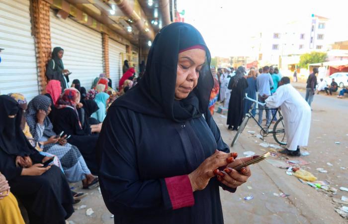 الحرب
      حوّلت
      السودان
      إلى
      وطن
      على
      شاشة
      هاتف