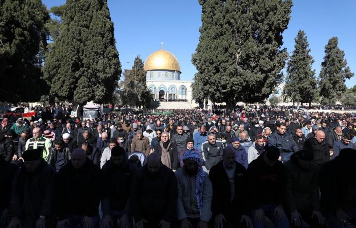 نحو 65 ألف فلسطيني يؤدون صلاة الجمعة بالمسجد الأقصى وسط إجراءات مشددة من الاحتلال