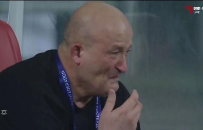 من الدوحة.. لقطة مؤثرة لبكاء مدرب اليمن بعد التأهل إلى نهائيات كأس آسيا 2027 (فيديو)