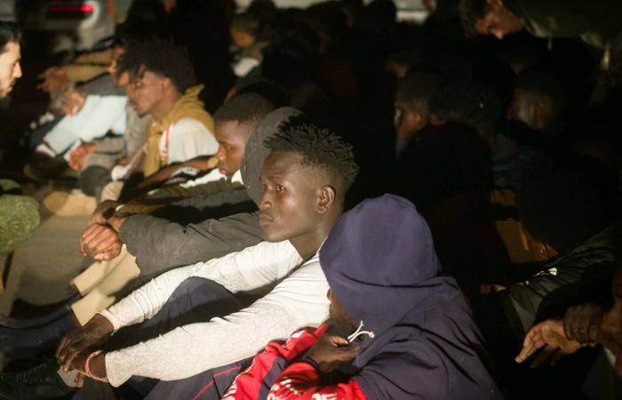 حفتر
      يربط
      تحقيق
      «المعيشة
      الراقية»
      لليبيين
      بفرض
      الأمن