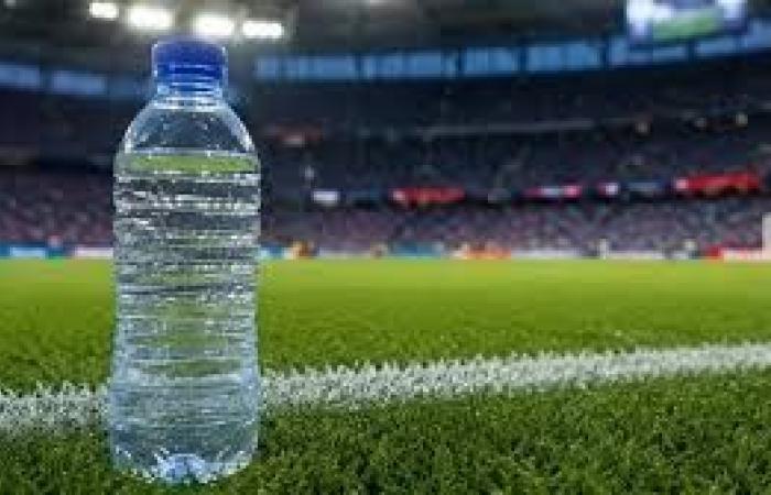 بعد حظرها سابقا.. الفيفا تسمح للجماهير بزجاجة مياه واحدة في الملعب
