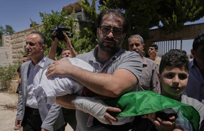 7
      قتلى
      في
      ضربات
      إسرائيلية
      على
      قطاع
      غزة