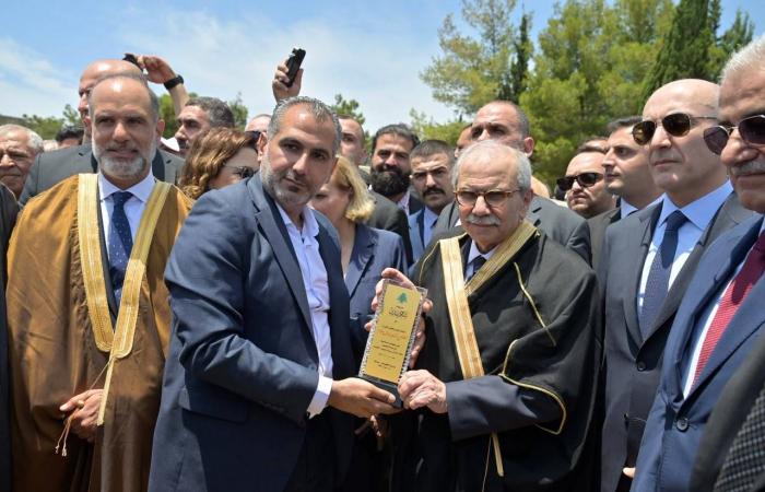 لبنان
      يفتتح
      مطاراً
      دولياً
      ثانياً
      بعد
      عقود
      من
      التأجيل