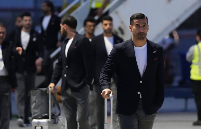 منتخب
      إيران
      يرتدي
      شارات
      تذكارية
      لضحايا
      هجوم
      على
      مدرسة
      خلال
      الحرب