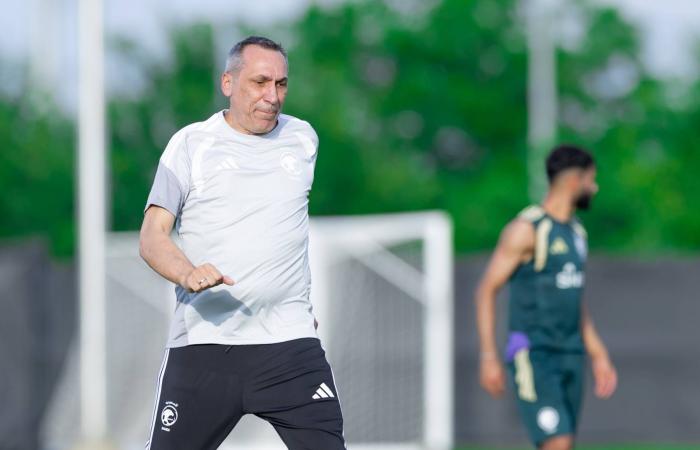 العمري
      لـ«الشرق
      الأوسط»:
      أفكار
      دونيس
      تصلنا
      عبر
      الفيديو
      والتدريبات