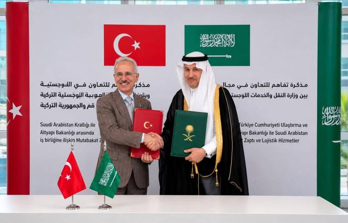 شريان
      لوجستي
      بين
      السعودية
      وتركيا
      يربط
      الخليج
      بأوروبا