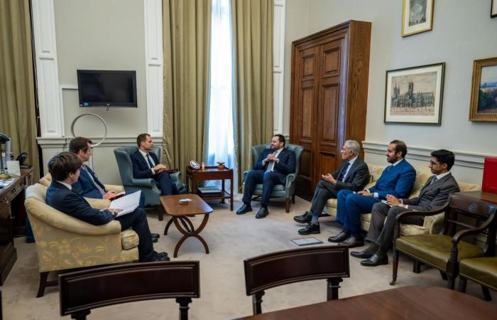 وزير الدولة بوزارة الخارجية يجتمع مع مسؤولين بريطانيين
