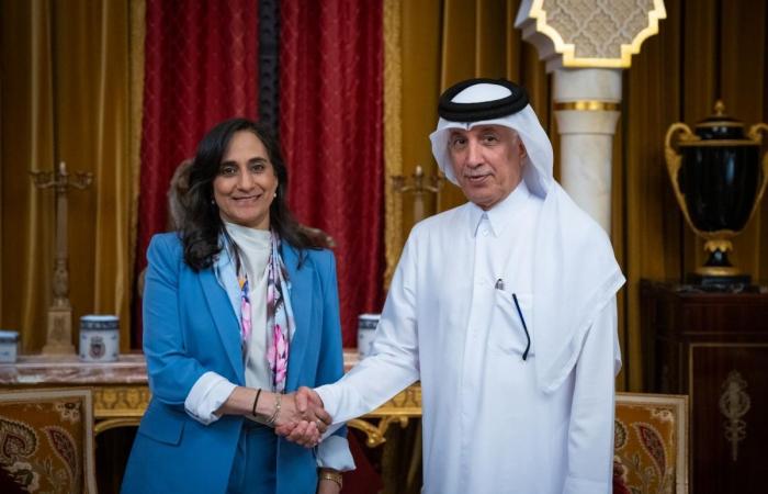 وزير الدولة للشؤون الخارجية يجتمع مع وزيرة الخارجية الكندية