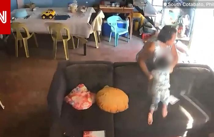 متابعة: لحظات مرعبة أثناء زلزال الفلبين.. شاهد ما فعلته سيدة مع طفل