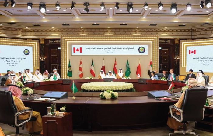 وزير
      الخارجية
      السعودي
      ونظيرته
      الكندية
      يناقشان
      تطورات
      المنطقة