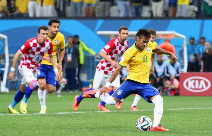 متابعة: بينهم منتخبان عربيان.. هل تعلم من قص شريط النسخ الـ22 السابقة من كأس العالم؟
