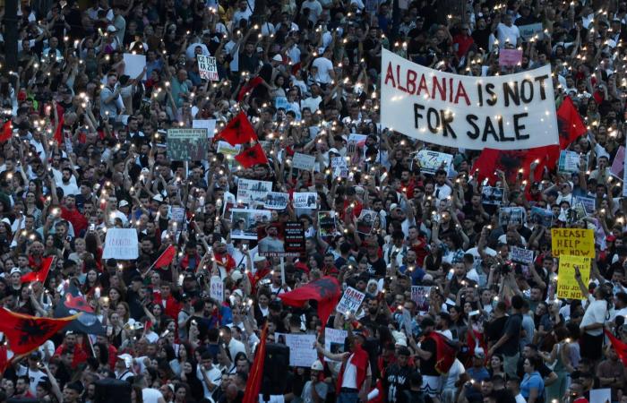 ما
      أسباب
      تصاعد
      المعارضة
      لمشروع
      منتجع
      فاخر
      مرتبط
      بعائلة
      ترمب
      في
      ألبانيا؟