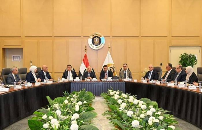 «شحّ
      المياه»
      يقيّد
      التوسع
      في
      الصناعات
      الغذائية
      بمصر