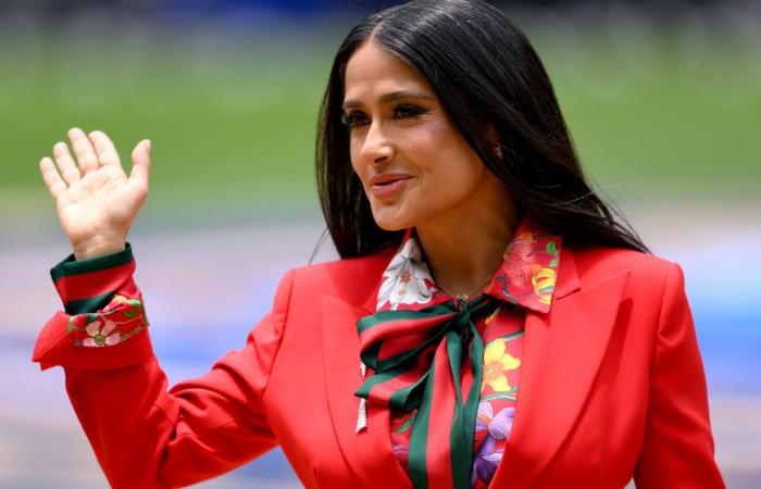 سلمى حايك تتألق بالأحمر الناري وترفع كأس الفيفا في افتتاح كأس العالم 2026