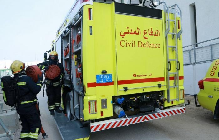 الدفاع المدني يسيطر على حريق مستودع في منطقة الوكرة بدون مصابين