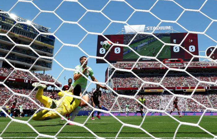 حكيمي
      يعادل
      رقم
      أومام
      بيك
      وجيان
      التاريخي
      في
      كأس
      العالم