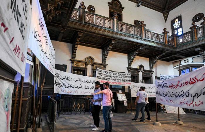 مطالبة
      في
      كفرنبل
      السورية
      بـ«ملاحقة
      شبيحة
      الأسد
      ومحاكمتهم»