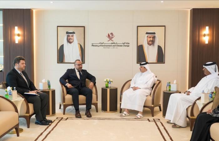 وزير البيئة والتغير المناخي يجتمع مع رئيس بعثة الأمم المتحدة للهجرة في دولة قطر