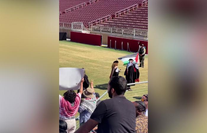 احتجاجاً على علاقاتها بإسرائيل.. طلاب جامعة ستانفورد ينسحبون من حفل تخرجهم أثناء كلمة الرئيس التنفيذي لـ"غوغل"