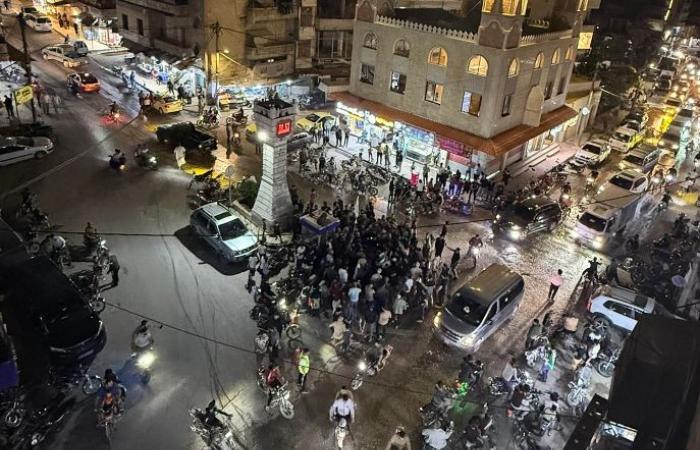 عباس
      يمهّد
      لانتخابات
      فلسطينية
      و«حماس»
      تنتقد
      «الاستفراد
      بالسلطة»