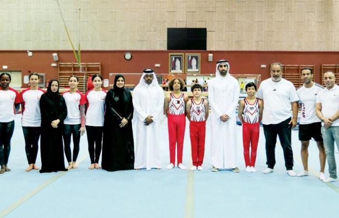 الشيخ خليفة بن خالد يزور صالة تدريب الجمباز