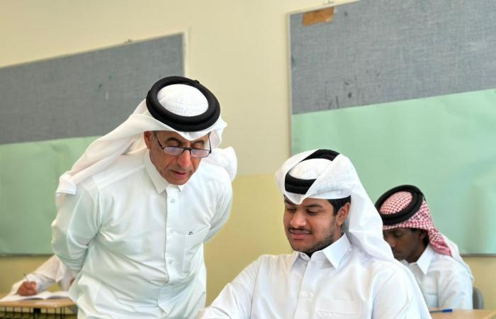 وكيل وزارة التعليم يتفقد سير الاختبارات بمدرسة عبدالله بن علي المسند الثانوية للبنين