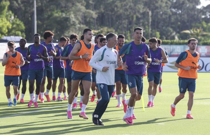 المنتخب
      الكندي
      يصل
      فانكوفر
      استعداداً
      لمواجهة
      قطر
      وسويسرا
