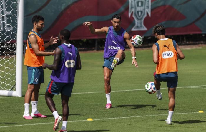 المنتخب
      الكندي
      يصل
      فانكوفر
      استعداداً
      لمواجهة
      قطر
      وسويسرا