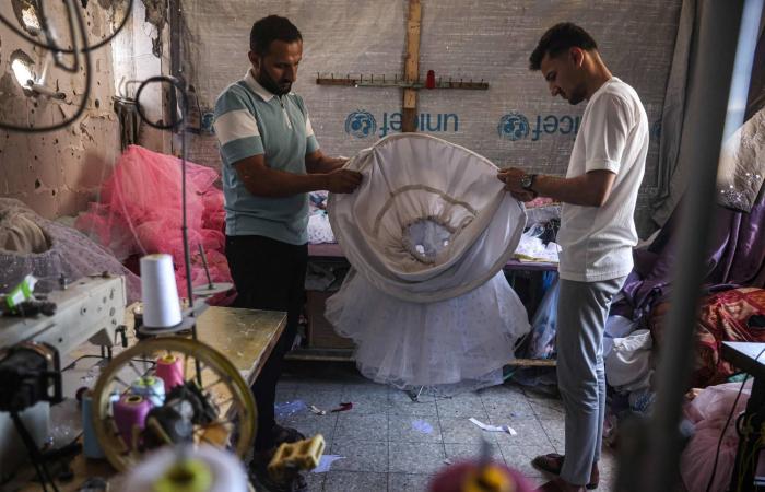 خياط
      في
      خان
      يونس
      يُحوّل
      الأنقاض
      إلى
      فساتين
      للفرح