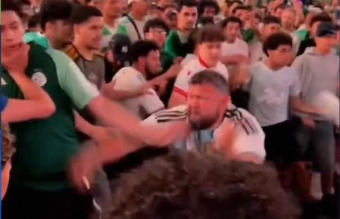 بالفيديو| اشتباكات بين جماهير الجزائر والأرجنتين في تايمز سكوير بنيويورك 