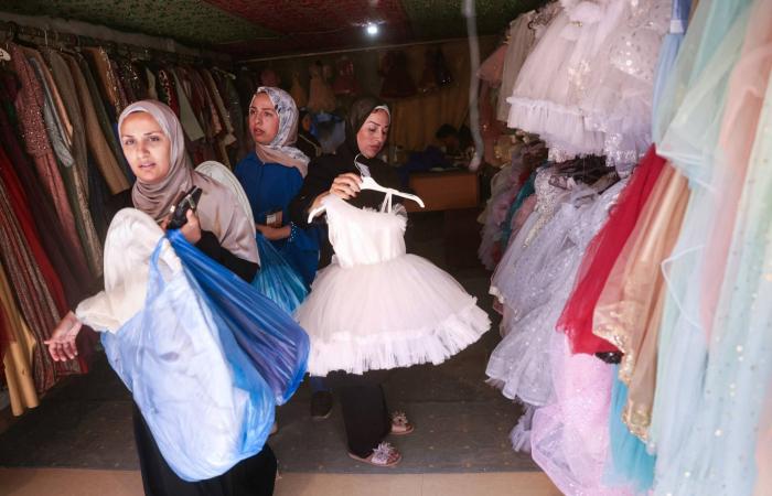 خياط
      في
      خان
      يونس
      يُحوّل
      الأنقاض
      إلى
      فساتين
      للفرح