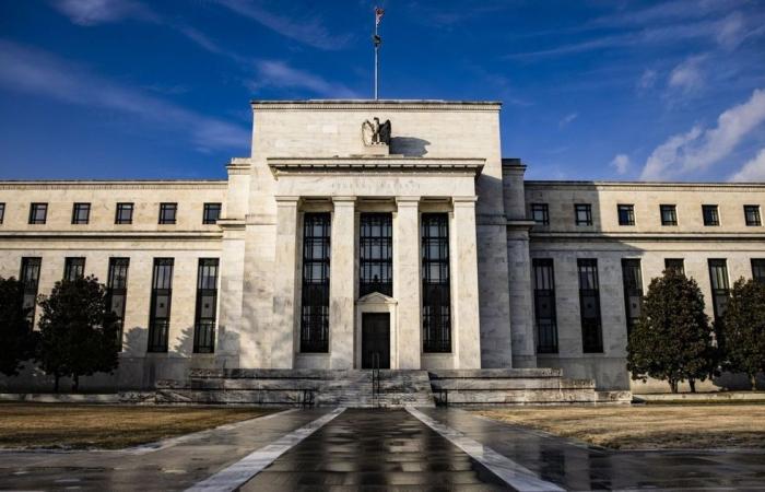 مجلس الاحتياطي الفيدرالي الأمريكي يثبت سعر الفائدة