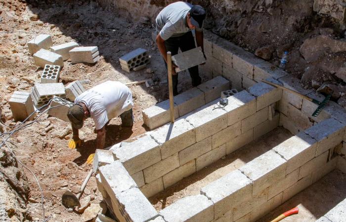 بلدة
      في
      جنوب
      لبنان
      تستحدث
      قبوراً
      جديدة
      لضحايا
      الغارات
      الإسرائيلية