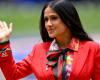 سلمى حايك تتألق بالأحمر الناري وترفع كأس الفيفا في افتتاح كأس العالم 2026